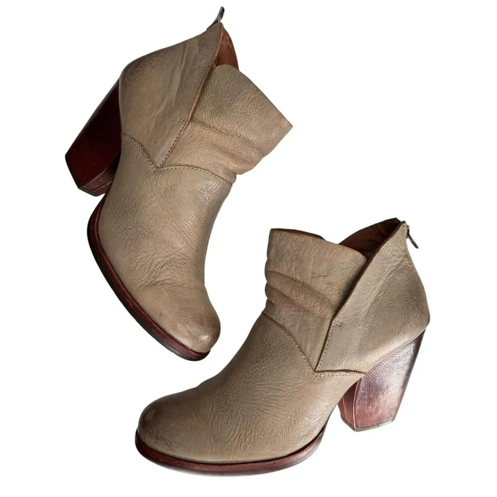 Kork-Ease Boots Womens‎ Size 9.5 Beige Leather Ankle Booties Block Heel K42622